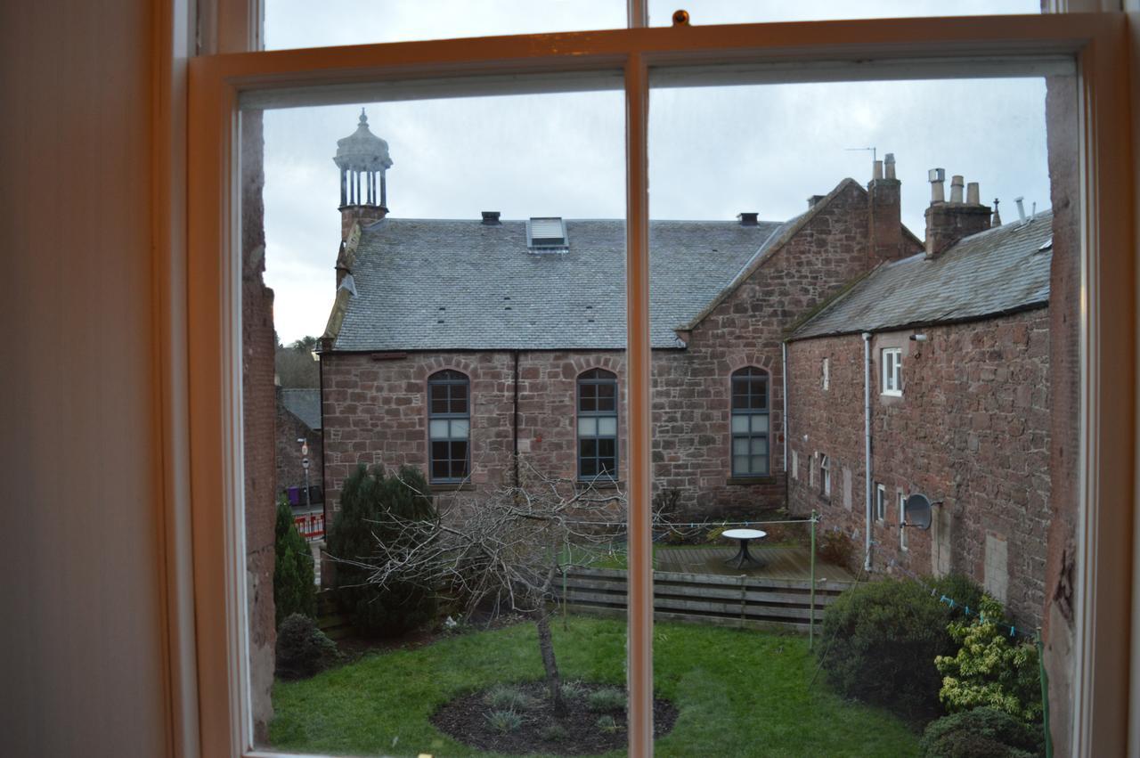 Airlie Arms Hotel